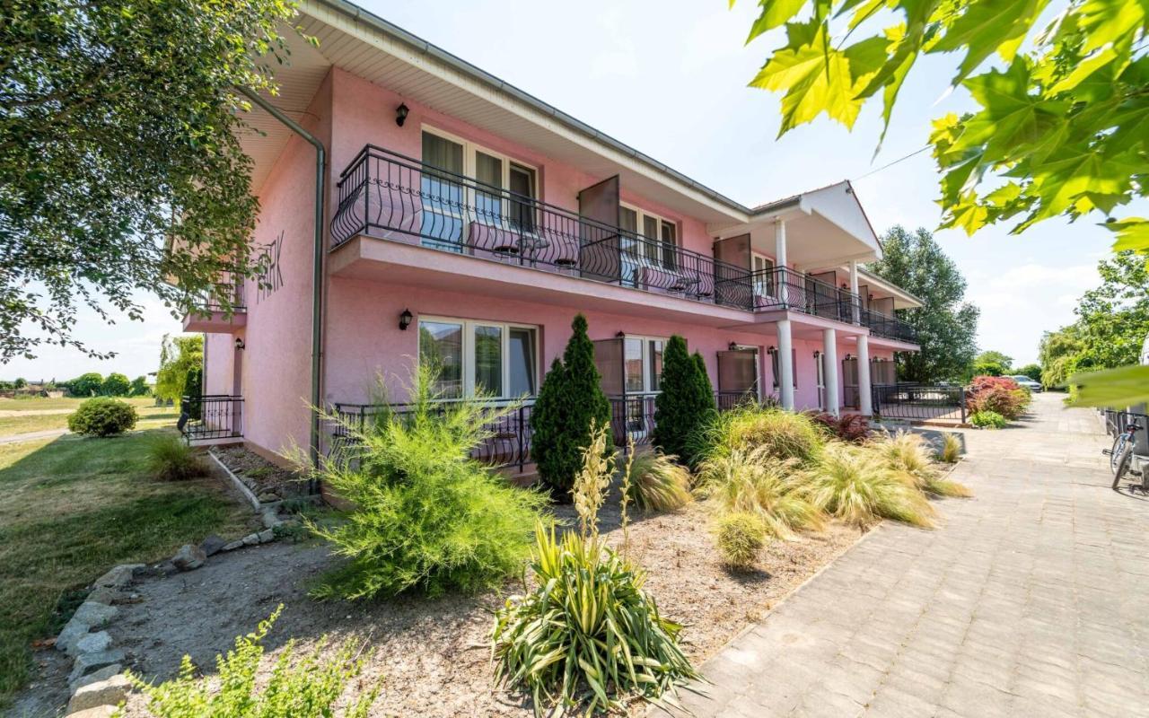 Apartmany Karmon Park Velky Meder Luaran gambar